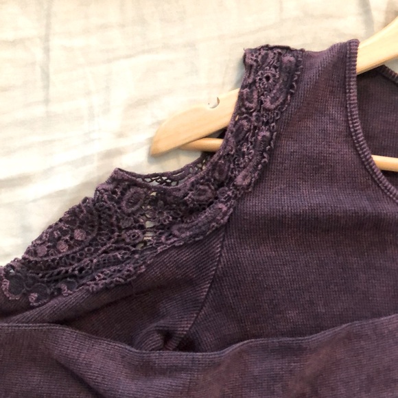 Stretchy asymmetrical open shoulder, purposeful fading. - Picture 2 of 3